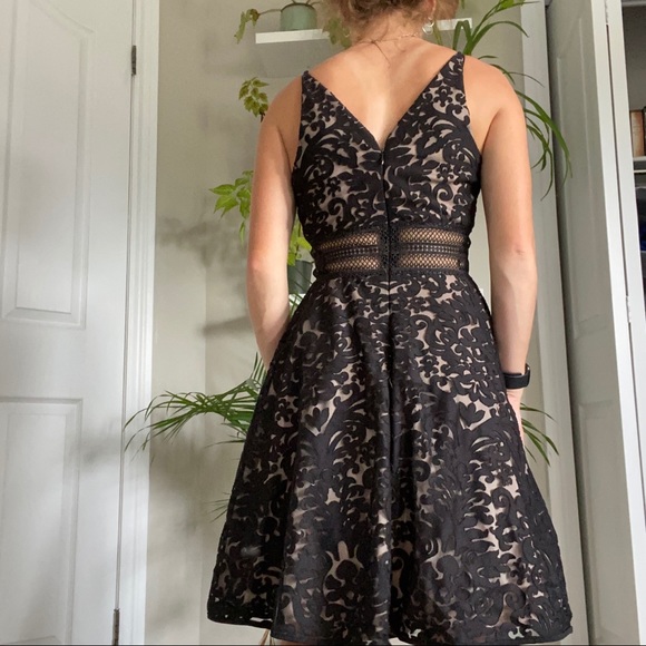 XSCAPE size 2 dress! Tan & black - Picture 2 of 2